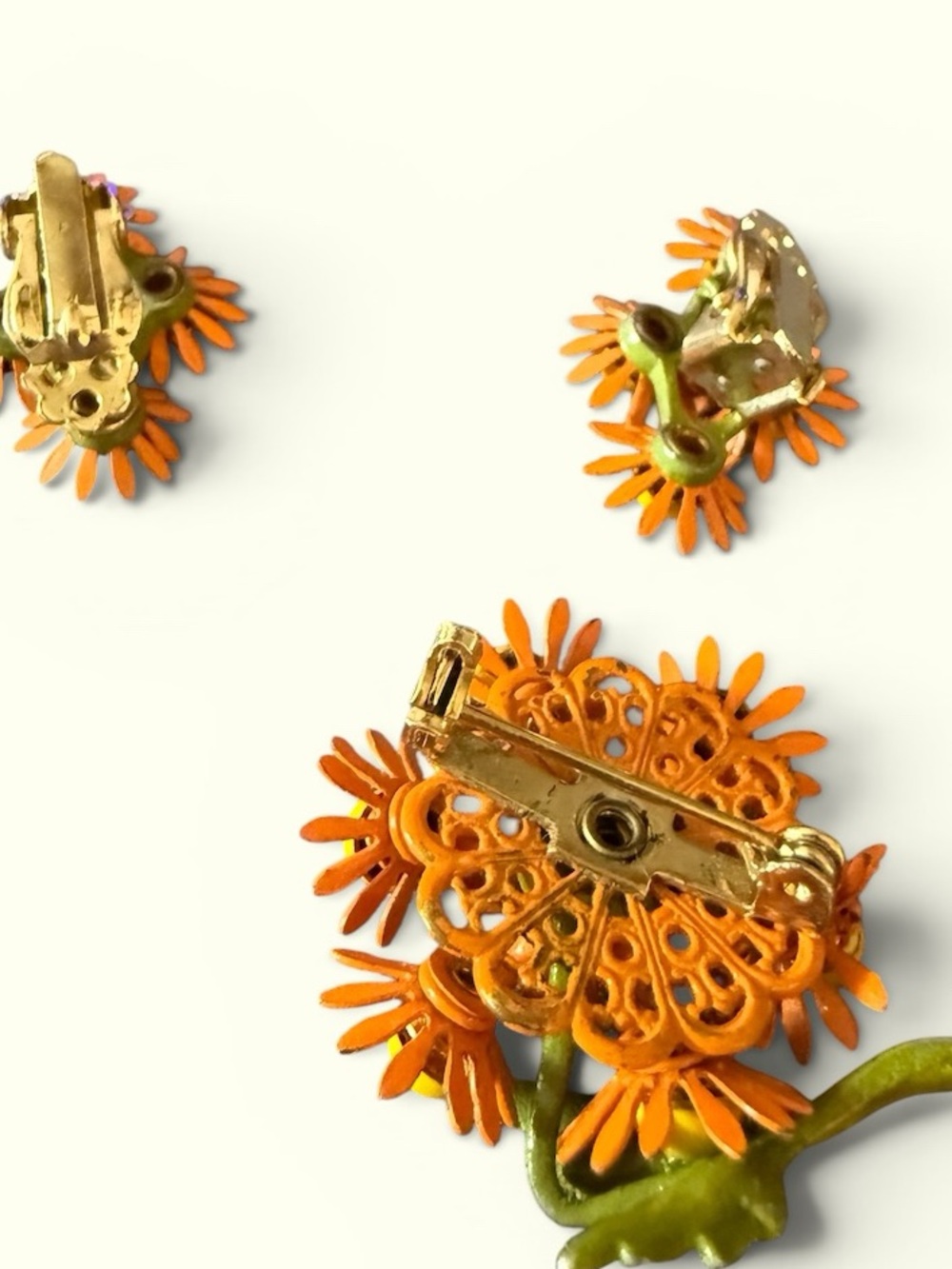 Vintage Orange Daisy Flower Brooch & Clip-On Earring Set Retro Enamel Floral - Picture 9 of 10
